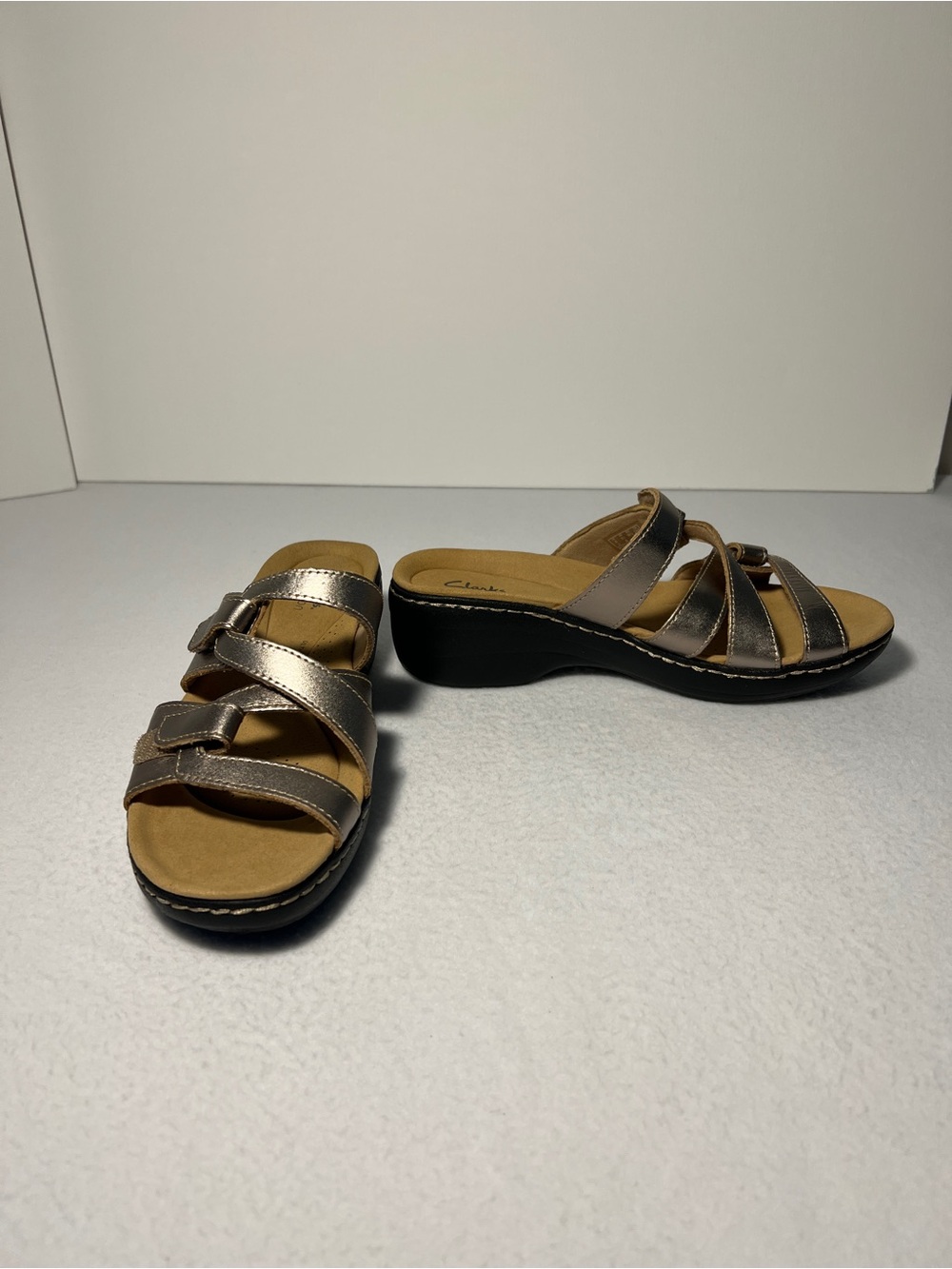 Clarks Women’s 8.5 Merliah Karli Metallic Leather Wedge Multi-Strap Adjustable S